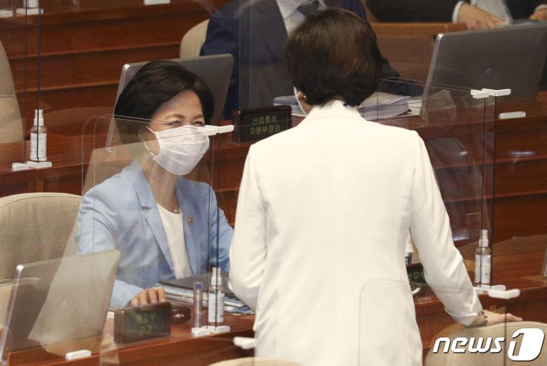 추미애 법무부 장관(왼쪽)과 유은혜 사회부총리 겸 교육부 장관이 17일 오후 서울 여의도 국회 본회의장에서 열린 교육·사회·문화 분야 대정부질문에서 대화하고 있다. 2020.9.17/뉴스1 © News1 박세연 기자