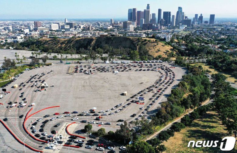 26일(현지시간) 미국 캘리포니아 로스앤젤레스 다저스타디움 주차장에 신종 코로나바이러스 감염증 (코로나19) 검사를 받으려는 차량이 길게 늘어서 있다. © AFP=뉴스1 © News1 송원영 기자