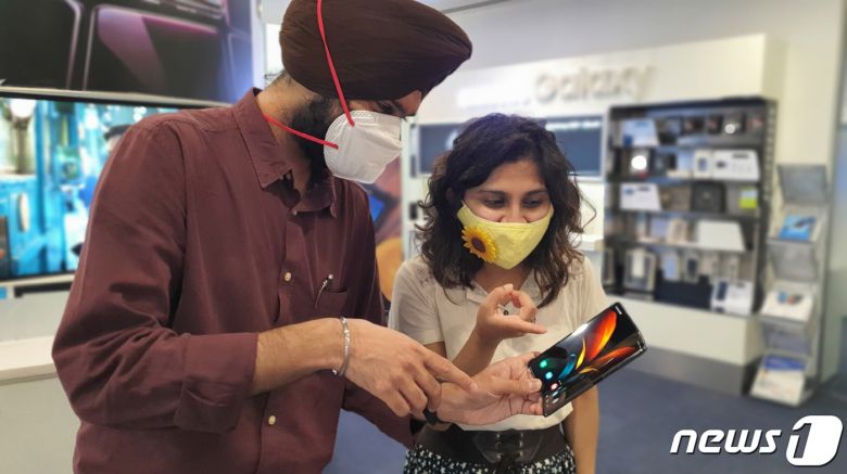 삼성전자가 18일 폴더블 폰 갤럭시Z폴드2를 글로벌 출시한다. 인도 소비자들의 갤Z폴드2 체험. (삼성전자 제공) © 뉴스1