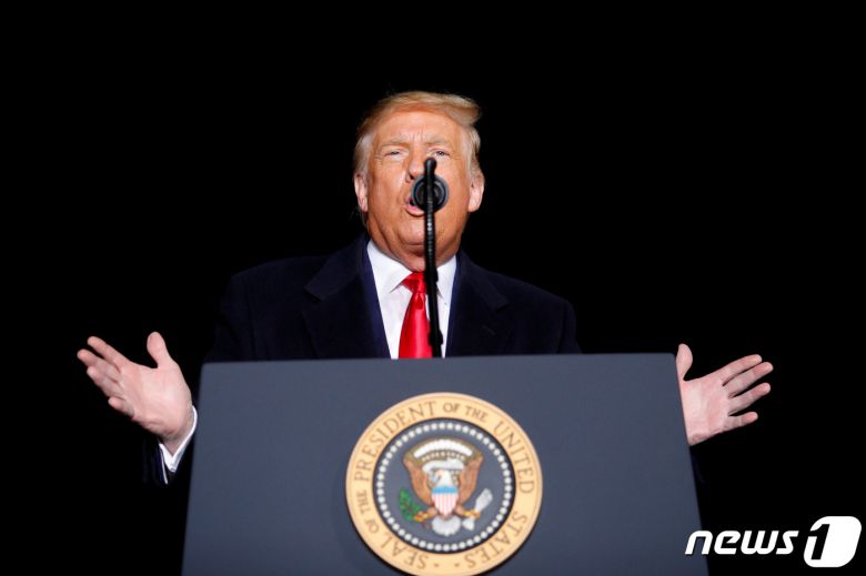 도널드 트럼프 미국 대통령이 17일(현지시간) 위스콘신주 모사이니에 있는 센트럴 위스콘신 공항에서 열린 선거집회서 연설을 하고 있다. © 로이터=뉴스1 © News1 우동명 기자