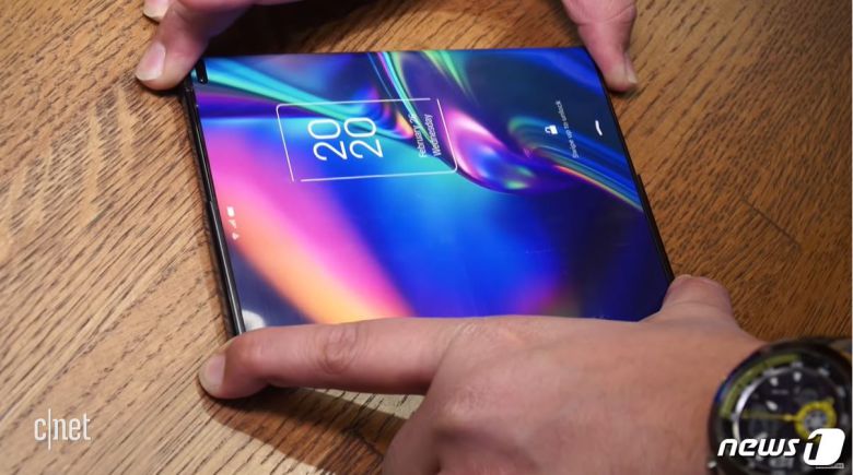 중국 스마트폰 제조사 TCL이 해외 IT매체 씨넷을 통해 공개한 준비 중인 롤러블 폰의 '모형'. 구동되는 시제품이 아닌 모형이다.(씨넷 유튜브 갈무리) © 뉴스1