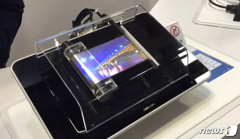 삼성디스플레이가 지난 2016년 SID2016 전시회에서 처음으로 공개한 소형 롤러블 디스플레이(SDI 제공) © 뉴스1