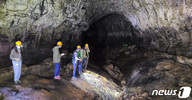 2020세계유산축전의 일환으로 공개된 제주 만장굴 비공개 구간의 모습.© 뉴스1 이기림 기자
