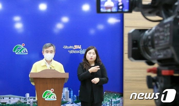 충북도가 정부의 2차 긴급재난지원금과는 별도로 11개 시군과 함께 자체 재원으로 78억5100만원 규모의 특별 지원금을 지급한다. 김장회 충북도 행정부지사가 23일 온라인 브리핑에서 이런 내용을 발표하고 있다.(충북도 제공).2020.9.23/© 뉴스1