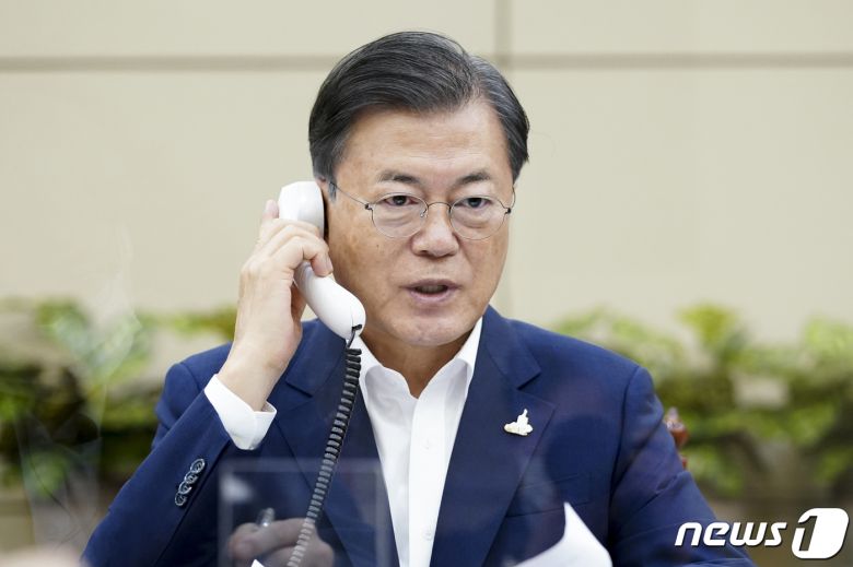 문재인 대통령이 24일 청와대 여민관에서 스가 요시히데 일본 총리와 전화 통화를 하고 있다. (청와대 제공) 2020.9.24/뉴스1