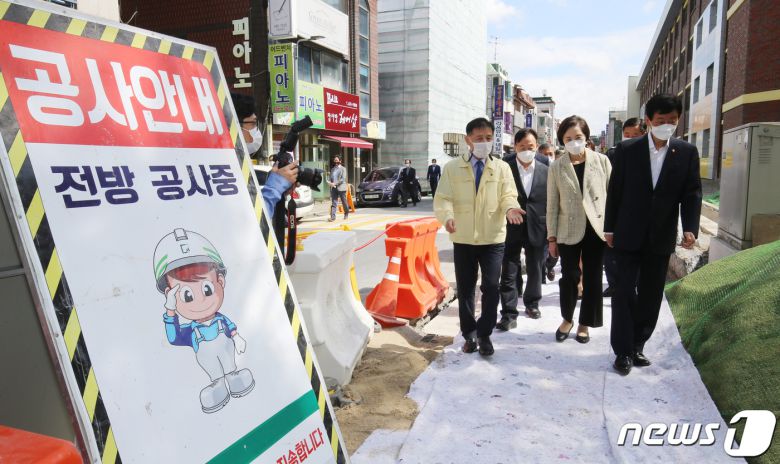 25일 오전 대전 서구 탄방초등학교에서 열린 어린이 교통안전 슬로건 선포식 및 사회공헌활동 협약식에서 유은혜 사회부총리 겸 교육부장관과 진영 행정안전부 장관 등 참석자들이 통학로 공사 현장을 점검하고 있다. 2020.9.25/뉴스1 © News1 김기태 기자
