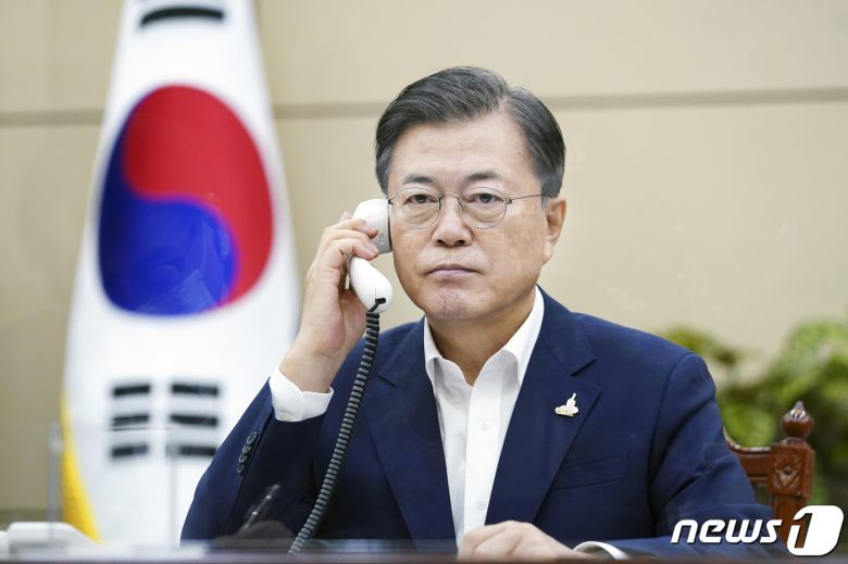 문재인 대통령이 24일 청와대에서 스가 요시히데 일본 총리와 전화통화를 하고 있다. (청와대 제공) 2020.9.24/뉴스1