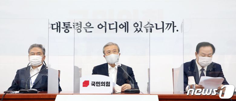 김종인 국민의힘 비상대책위원장이 25일 오전 서울 여의도 국회에서 열린 비상대책위원-외교안보특위위원 긴급간담회에서 북한의 해양수산부 공무원 피격 사건에 대해 성명발표를 하고 있다. 2020.9.25/뉴스1 © News1 박세연 기자