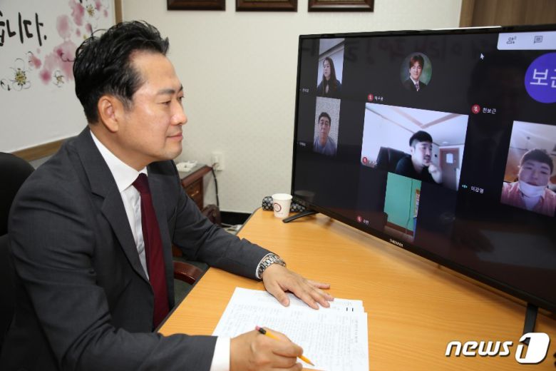 장동혁 국민의힘 대전시당 위원장이 25일 지역 소상공인자영업자와 화상회의를 하고 있다.(국민의힘 대전시당 제공) /© 뉴스1