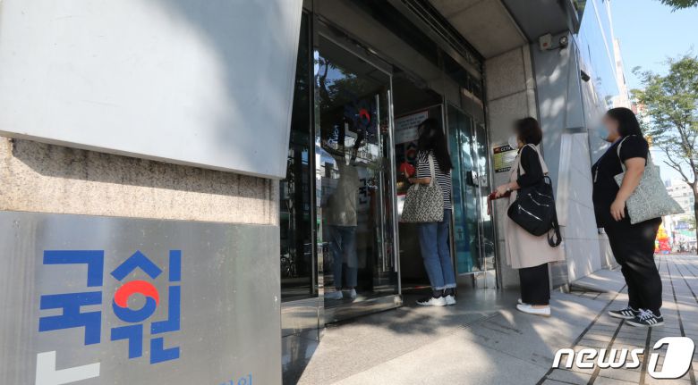 제85회 의사국가시험 실기시험이 진행중인 가운데 지난 10일 오전 서울 광진구 한국보건의료인국가시험원(국시원) 본관에서 관계자들이 시험장으로 향하고 있다./뉴스1 © News1 임세영 기자