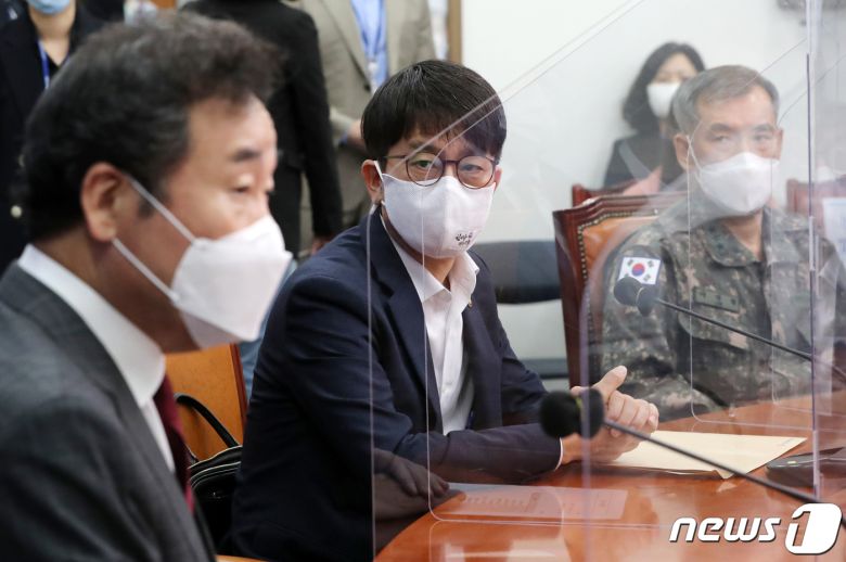 박재민 국방부 차관이 24일 더불어민주당 국회 당대표실을 방문해 이낙연 대표에게 북한 해역 공무원 피격 사건에 대해 보고하고 있다. 2020.9.24/뉴스1 © News1 박세연 기자