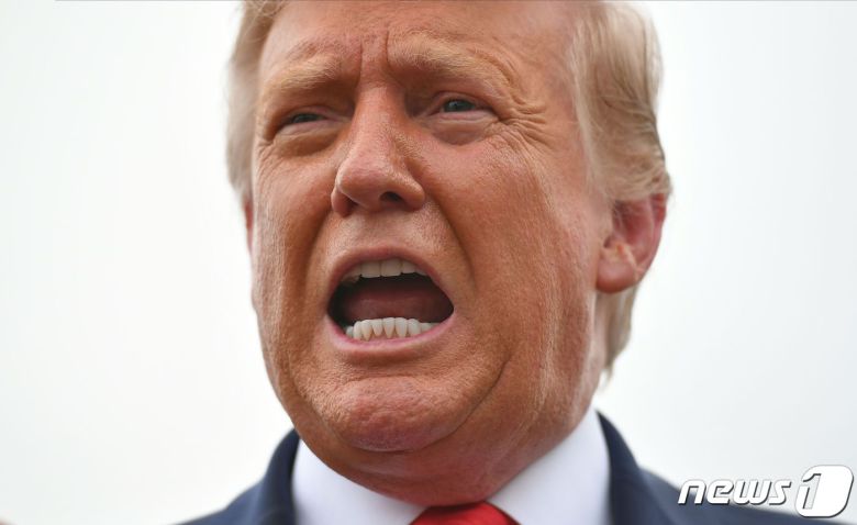 도널드 트럼프 미국 대통령이 지난 10일(현지시간) 미시간주 프리랜드로 떠나기 앞서 워싱턴 인근 앤드루스 공군기지에서 취재진을 만나 중국의 소셜미디어 '틱톡'의 미국 사업 매각에 "시한 연장은 없다＂고 말하고 있다. © AFP=뉴스1 © News1 우동명 기자