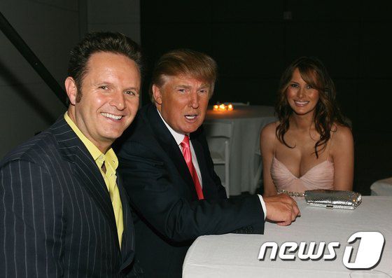 어프렌티스의 제작자 마크 버넷과 도널드 트럼프, 멜라니아 트럼프. © AFP=뉴스1