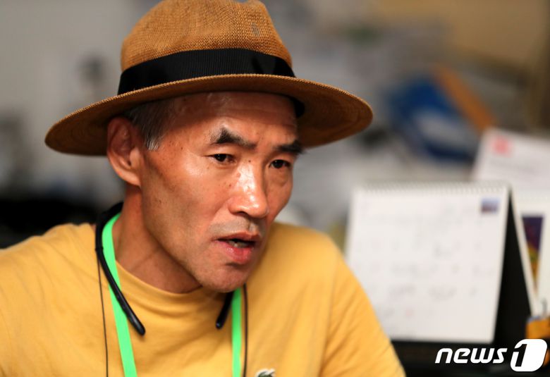 서해 상에서 실종돼 북한에 피살된 공무원 A씨의 형 이래진씨가 25일 경기 안산시의 한 사무실에서 뉴스1과 인터뷰를 하고 있다.  /뉴스1 © News1 정진욱 기자