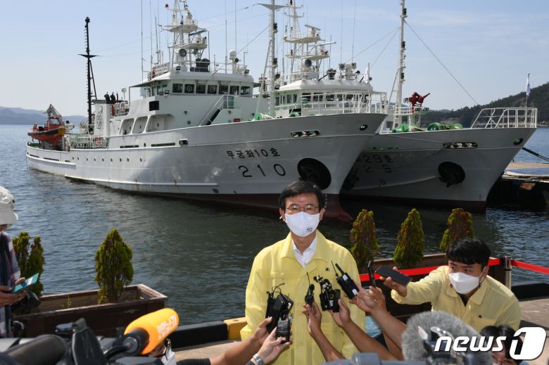 문성혁 해양수산부 장관이 28일 오후 전남 목포시 서해어업관리단을 방문, 무궁화 10호 앞에서 취재진의 질문에 답하고 있다. (해양수산부 제공) 2020.9.28 /뉴스1