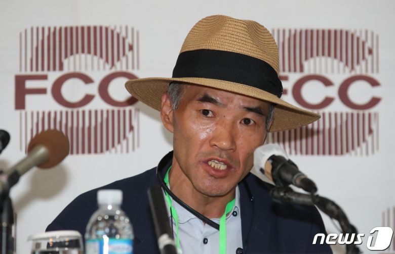 북한군에 피격돼 숨진 해양수산부 산하 서해어업지도관리단 소속 해양수산서기(8급) A씨(47)의 형 이래진씨(55)가 29일 오후 서울 중구 한국언론회관 서울외신기자클럽에서 기자회견을 하고 있다. 2020.9.29/뉴스1 © News1 김명섭 기자
