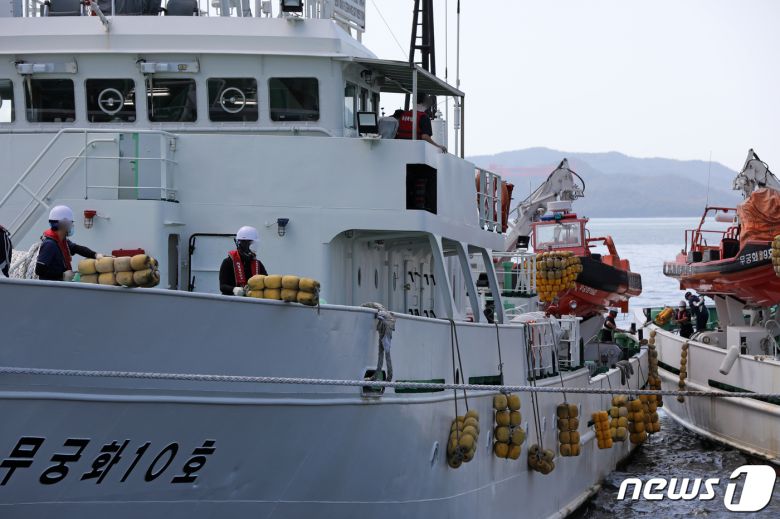 어업지도선 무궁화 10호가 27일 전남 목포 해양수산부 서해어업관리단 국가어업지도선 전용부두에 정박하고 있는 가운데 승선원들이 펜더를 내리고 있다.(뉴스1DB)