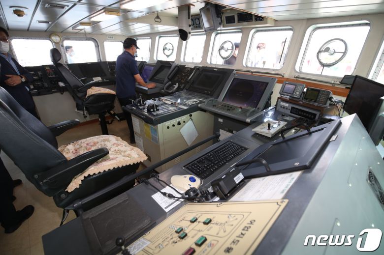 해양수산부가 지난 26일 오전 전남 목포 서해어업관리단 국가어업지도선 전용부두에서 무궁화 10호와 동일 톤수의 선박인 무궁화 29호를 공개했다. 사진은 북한 해상에서 총격을 맞고 숨진 공무원이 마지막으로 근무했던 조타실의 모습. 2020.9.26 /뉴스1 © News1 황희규 기자