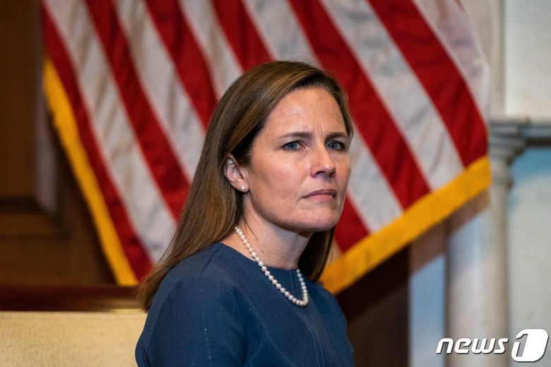 트럼프 대통령이 연방대법관 후보로 지명한 에이미 코니 배럿 판사 © AFP=뉴스1