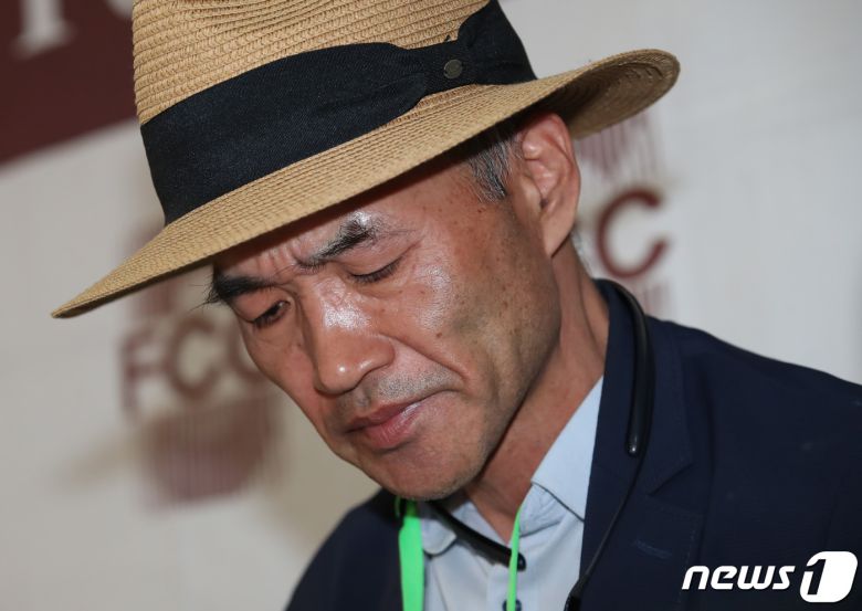 북한군에 피격돼 숨진 해양수산부 산하 서해어업지도관리단 소속 해양수산서기(8급) A씨(47)의 형 이래진씨(55)가 29일 오후 서울 중구 한국언론회관 서울외신기자클럽에서 서울에 주재하는 외신 기자들을 상대로 기자회견을 하고 있다. 이씨는 "대한민국에서 동생의 비극적 죽음을 해결 못 한다면 IMO(국제해사기구) 등 국제 조사위원회를 통한 조사도 생각할 만큼 상황이 심각하다＂며 ＂피격지점이 대한민국이 아닌 북한이기에 반드시 국제조사기구를 통한 조사가 필요하다＂고 말했다. 2020.9.29/뉴스1 © News1 김명섭 기자