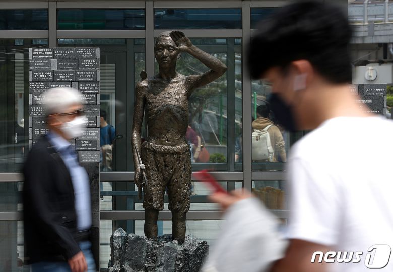제130주년 노동절인 1일 오후 서울 용산역 광장에서 시민들이 강제징용 노동자상 앞으로 지나가고 있다. 2020.5.1/뉴스1 © News1 이재명 기자