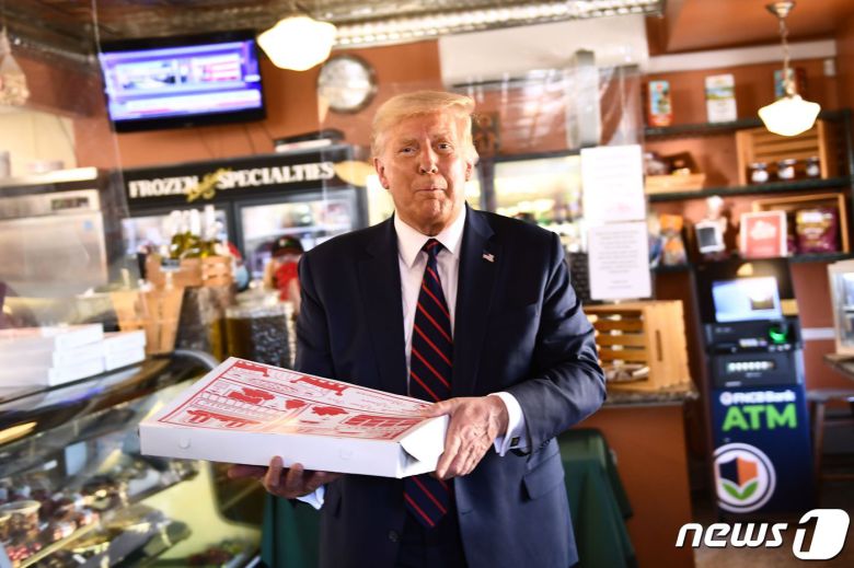 도널드 트럼프 미국 대통령이 펜실베이니아주 올드포지 가게에서 피자를 사서 들고 있다. © AFP=뉴스1