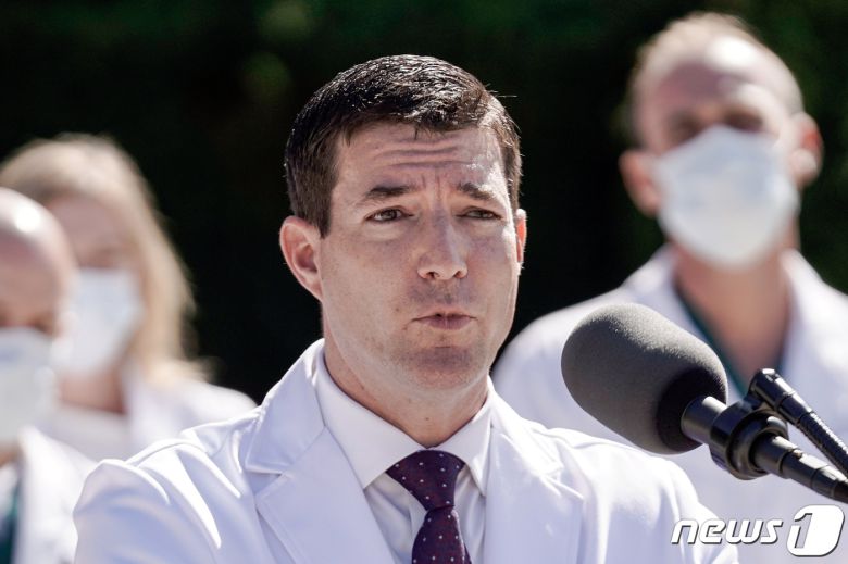 숀 콘리 백악관 주치의가 3일(현지시간) 워싱턴 인근 베데스다에 있는 월터 리드 군 병원의 의료진과 함께 기자회견을 열고 코로나19 확진 판정을 받고 입원 중인 도널드 트럼프 대통령의 상태가 아주 좋다고 밝히고 있다. © 로이터=뉴스1 © News1 우동명 기자