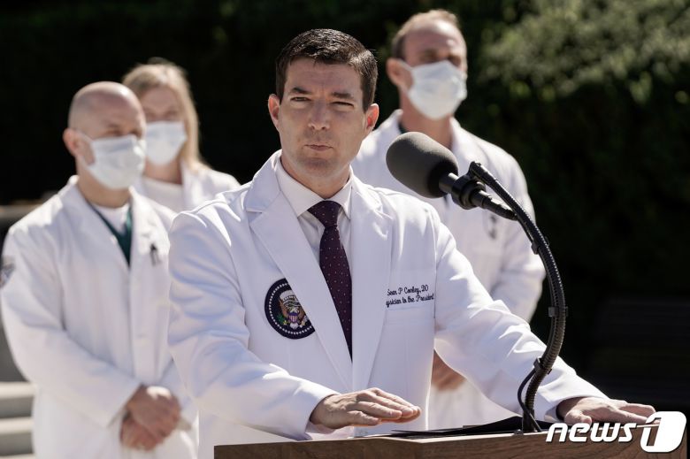 숀 콘리 백악관 주치의가 3일(현지시간) 워싱턴 인근 베데스다에 있는 월터 리드 군 병원의 의료진과 함께 기자회견을 열고 코로나19 확진 판정을 받고 입원 중인 도널드 트럼프 대통령의 상태가 아주 좋다고 밝히고 있다. © 로이터=뉴스1 © News1 우동명 기자