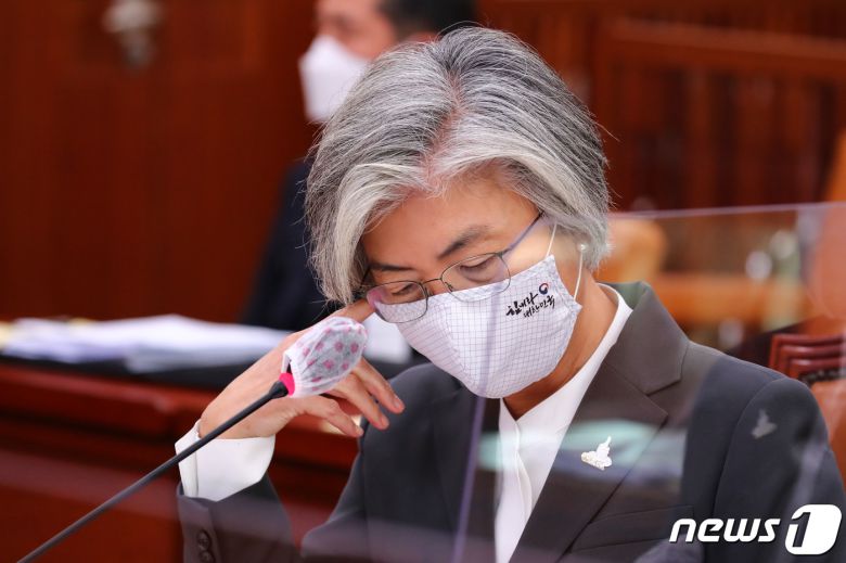 강경화 외교부 장관이 지난달 28일 오전 서울 여의도 국회에서 열린 외교통일위원회 전체회의에서 생각에 잠겨 있다. 2020.9.28/뉴스1 © News1 박세연 기자