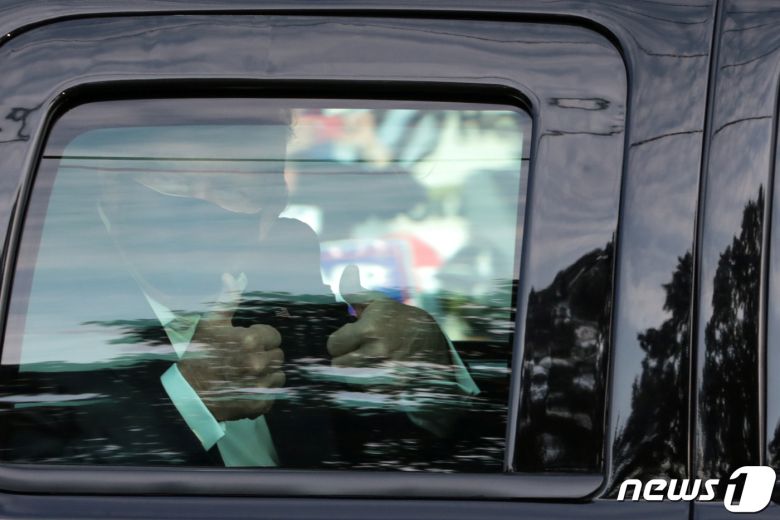 신종 코로나바이러스 감염증(코로나19) 확진 판정을 받은 도널드 트럼프 미국 대통령이 4일(현지시간) 입원 치료를 받고 있는 메릴랜드주 베데스다 소재 월터 리드 군 병원에서 차량을 타고 '깜짝 외출'해 지지자들에게 양손 엄지손가락을 들어보이고 있다. © 로이터=뉴스1