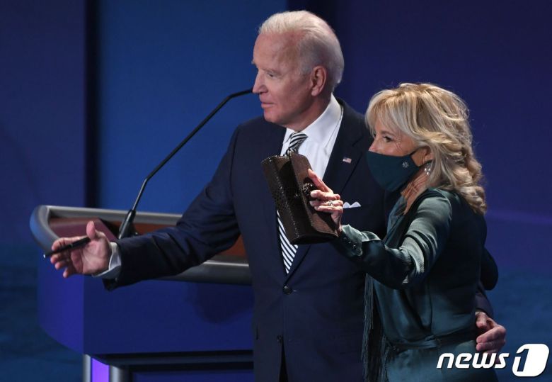 바이든 미국 민주당 대통령 후보와 부인 질 바이든 여사가 29일 (현지시간) 오하이오주 클리블랜드의 케이스 리저브 웨스턴 대학에서 열린 도널드 트럼프 대통령과 첫 대선 TV토론이 끝난 뒤 무대를 떠나고 있다. © AFP=뉴스1 © News1 우동명 기자