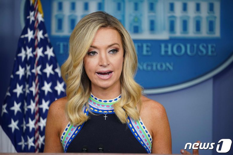 케일리 매커내니 백악관 대변인이  워싱턴 백악관의 브래디룸에서 브리핑을 하고 있다. © AFP=뉴스1 © News1 우동명 기자