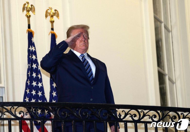 트럼프 대통령이 마스크를 벗은 뒤 경례를 하고 있다. © AFP=뉴스1 © News1 우동명 기자