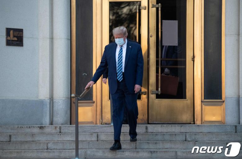 도널드 트럼프 미국 대통령이 5일(현지시간) 오후 난간을 짚은 채 월터 리드 군병원 건물 앞 계단을 내려오고 있다. © AFP=뉴스1