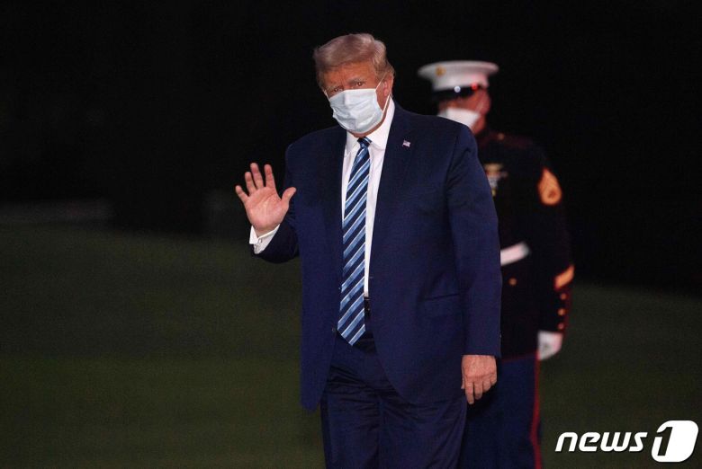 도널드 트럼프 미국 대통령이 5일(현지시간) 전용 헬기(마린원)을 타고 백악관에 도착한 뒤 취재진을 향해 손을 흔들고 있다. © AFP=뉴스1