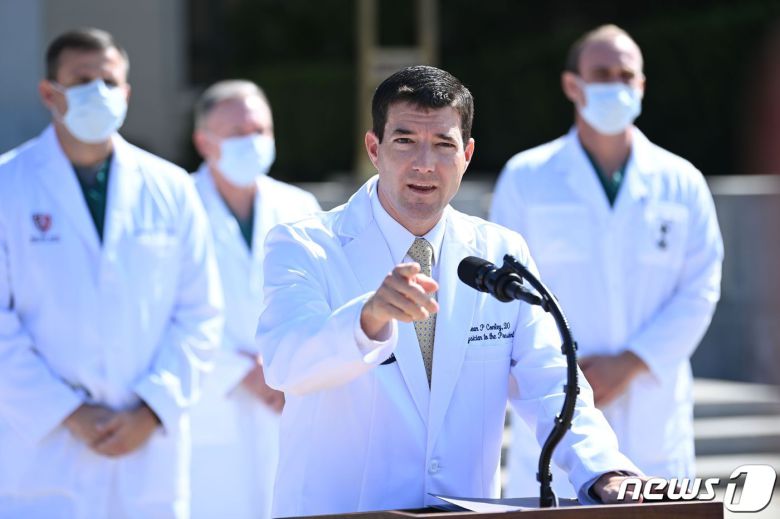 숀 콘리 백악관 주치의가 4일(현지시간) 코로나19 확진으로 도널드 트럼프 대통령이 입원 중인 메릴랜드주 베데스다의 월터리드 군병원에서 브리핑을 갖고 "트럼프 대통령의 상태가 계속해서 좋아지고 있다＂며 빠르면 5일 퇴원도 가능할 것이라고 말하고 있다. © AFP=뉴스1 © News1 우동명 기자