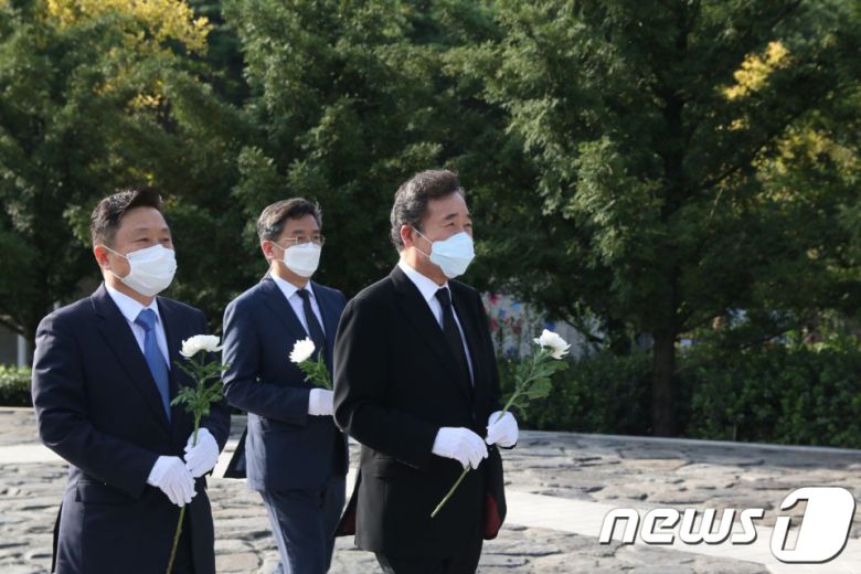 이낙연 더불어민주당 대표가 1일 김해 봉하마을에서 고 노무현 대통령 묘소를 참배하고 있다. (더불어민주당 제공) 2020.10.1/뉴스1 © News1 송원영 기자