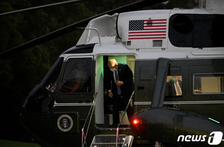 도널드 트럼프 미국 대통령이 5일(현지시간) 오후 백악관에 착륙한 전용 헬기(마린원)에서 내리고 있다. © 로이터=뉴스1
