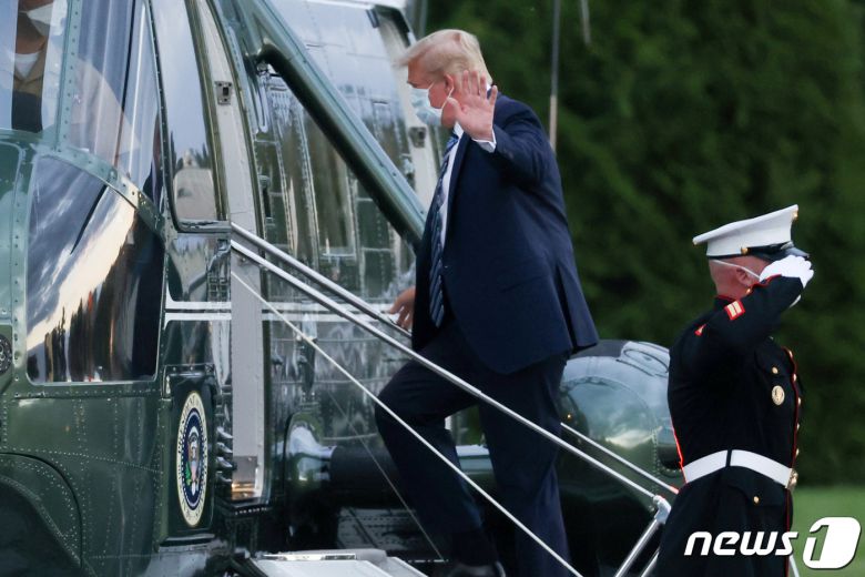 도널드 트럼프 미국 대통령이 5일(현지시간) 오후 월터 리드 군병원에서 백악관으로 향하는 전용 헬기(마린원)에 오르면서 취재진과 관계자 등을 향해 손인사하고 있다. © 로이터=뉴스1