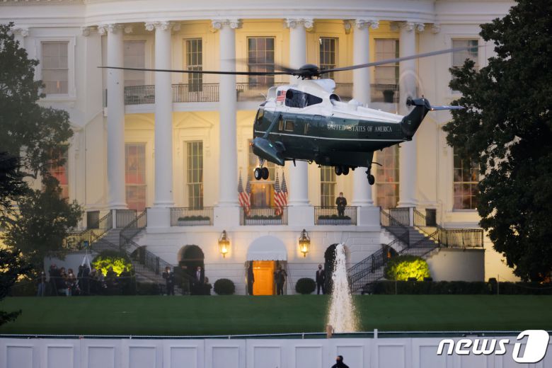 도널드 트럼프 미국 대통령이 탄 전용 헬기(마린원)이 5일(현지시간) 오후 백악관에 착륙하고 있다. © 로이터=뉴스1