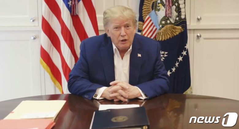 도널드 트럼프 미국 대통령이 4일(현지시간) 코로나19로 입원 중인 메릴랜드주 베데스다에 있는 월터 리드 군 병원에서 발언을 하고 있다. © 로이터=뉴스1