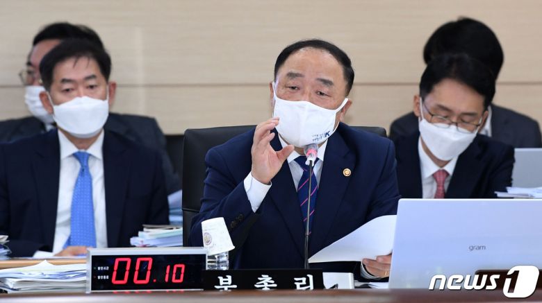 홍남기 경제부총리 겸 기획재정부 장관이 7일 정부세종청사에서 열린 국회 기획재정위원회의 기획재정부에 대한 국정감사에서 의원 질의에 답변하고 있다. 2020.10.7/뉴스1 © News1 장수영 기자