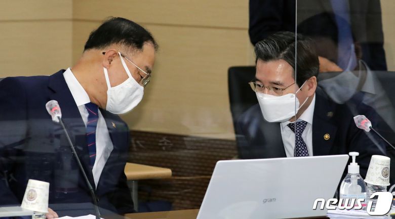 홍남기 경제부총리 겸 기획재정부 장관이 7일 정부세종청사에서 열린 국회 기획재정위원회의 기획재정부에 대한 국정감사에서 김용범 1차관과 대화를 하고 있다. 2020.10.7/뉴스1 © News1 장수영 기자