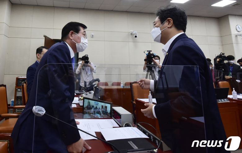 민홍철 위원장이 6일 서울 여의도 국회 본관에서 열린 국방위원회 전체회의에서 산회 후 황희 더불어민주당(여당) 간사와 대화를 하고 있다. 2020.10.6/뉴스1 © News1 박세연 기자