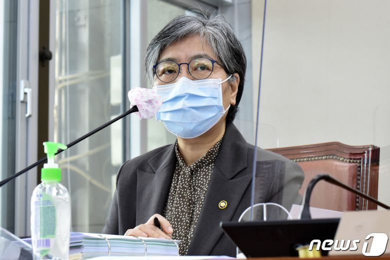 정은경 질병관리청장이 7일 서울 여의도 국회 본관 보건복지위원회의실에서 열린 보건복지부-질병관리청 등 2020 국정감사에서 의원 질의에 답하고 있다. 2020.10.7/뉴스1 © News1 성동훈 기자