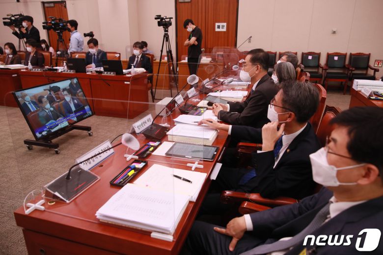 조재연 법원행정처장이 7일 서울 여의도 국회에서 열린 법제사법위원회의 대법원에 대한 국정감사에서 의원들의 질의에 답변하고 있다. 2020.10.7/뉴스1 © News1 박세연 기자