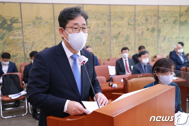 박양우 문화체육관광부 장관이 7일 오전 서울 여의도 국회에서 열린 문화체육관광위원회의 문화체육관광부, 한국예술종합학교 등에 대한 국정감사에서 업무보고를 하고 있다. 2020.10.7/뉴스1 © News1 박세연 기자