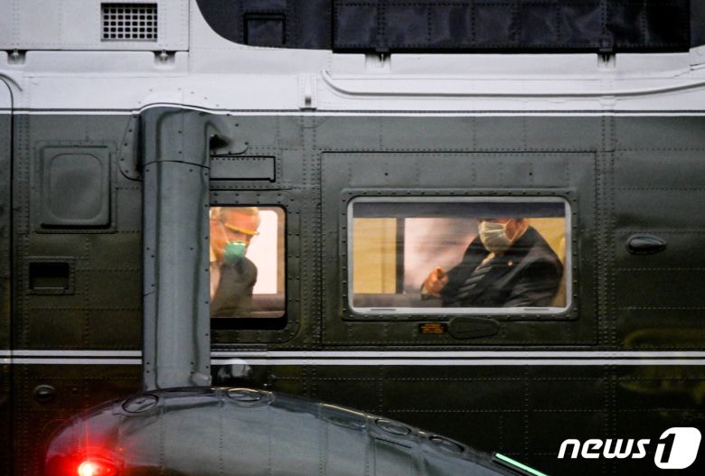 도널드 트럼프 미국 대통령이 5일(현지시간) 코로나19를 치료했던 메릴랜드주 베데스다의 월터리드 군 병원에서 퇴원해 마크 메도스 비서실장과 워싱턴 백악관에 전용헬기로 도착을 하고 있다. © 로이터=뉴스1 © News1 우동명 기자