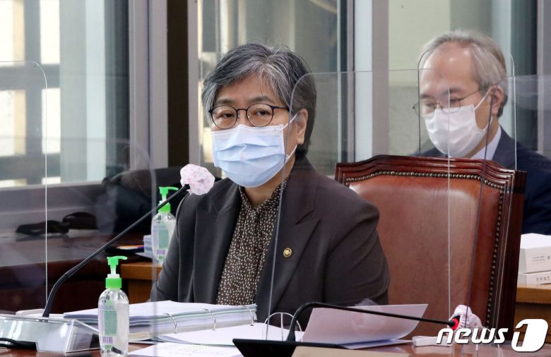 정은경 질병관리청장이 7일 서울 여의도 국회에서 열린 국회 보건복지위원회의 보건복지부·질병관리청 등에 대한 국정감사에서 의원 질의에 답변하고 있다. 2020.10.7/뉴스1 © News1 박세연 기자