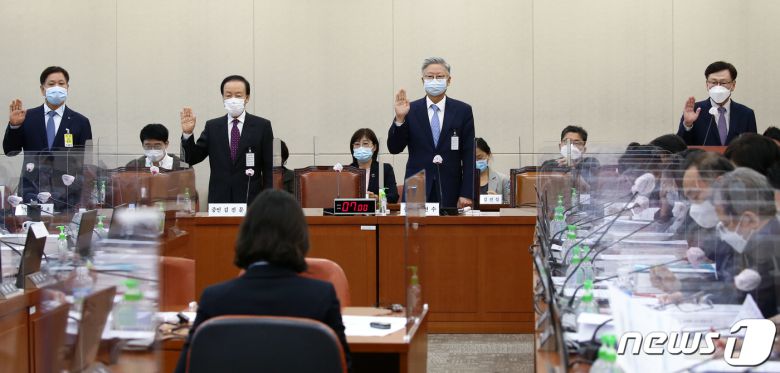 정영호 대한병원협회장(왼쪽부터), 김진문 신성약품 대표, 김연수 서울대학교병원장, 권오정 삼성서울병원장이 8일 서울 여의도 국회에서 열린 보건복지위원회 복지부, 질병관리청에 대한 국정감사에서 증인 선서를 하고 있다. 2020.10.8/뉴스1 © News1 성동훈 기자